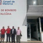 El portavoz de Vox en el Consell, Pedro Bestard, y el concejal de la formación en el Ayuntamiento de Alcúdia, Juan Sendín, en su visita al parque de Bomberos de Alcúdia - VOX