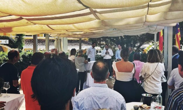El candidato del PP a la alcaldía de Calvià se reúne con afiliados y simpatizantes del partido en el municipio
