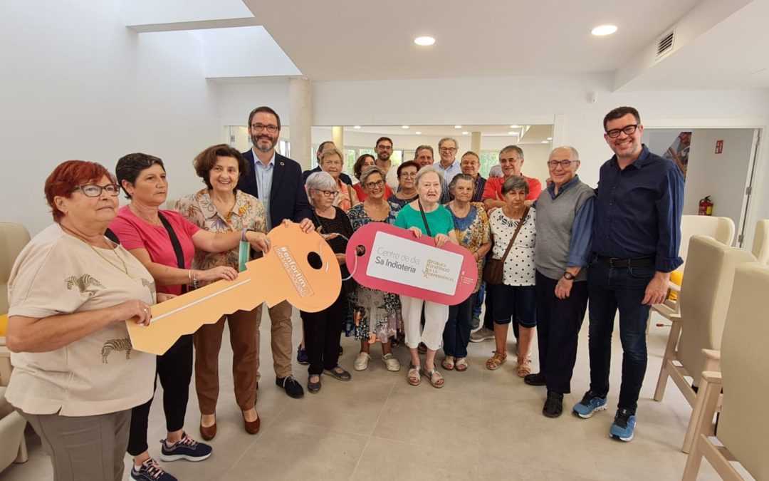 El Govern entrega las llaves del nuevo centro de día de sa Indioteria al Ayuntamiento de Palma