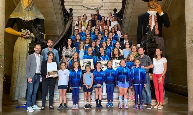 El Ayuntamiento de Palma homenajea al Club Mediterránea de natación por sus éxitos deportivos