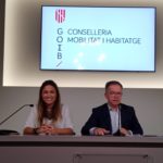 La directora general de Vivienda y Arquitectura, Cristina Ballester, y el conseller de Movilidad y Vivienda, Josep Marí. - EUROPA PRESS