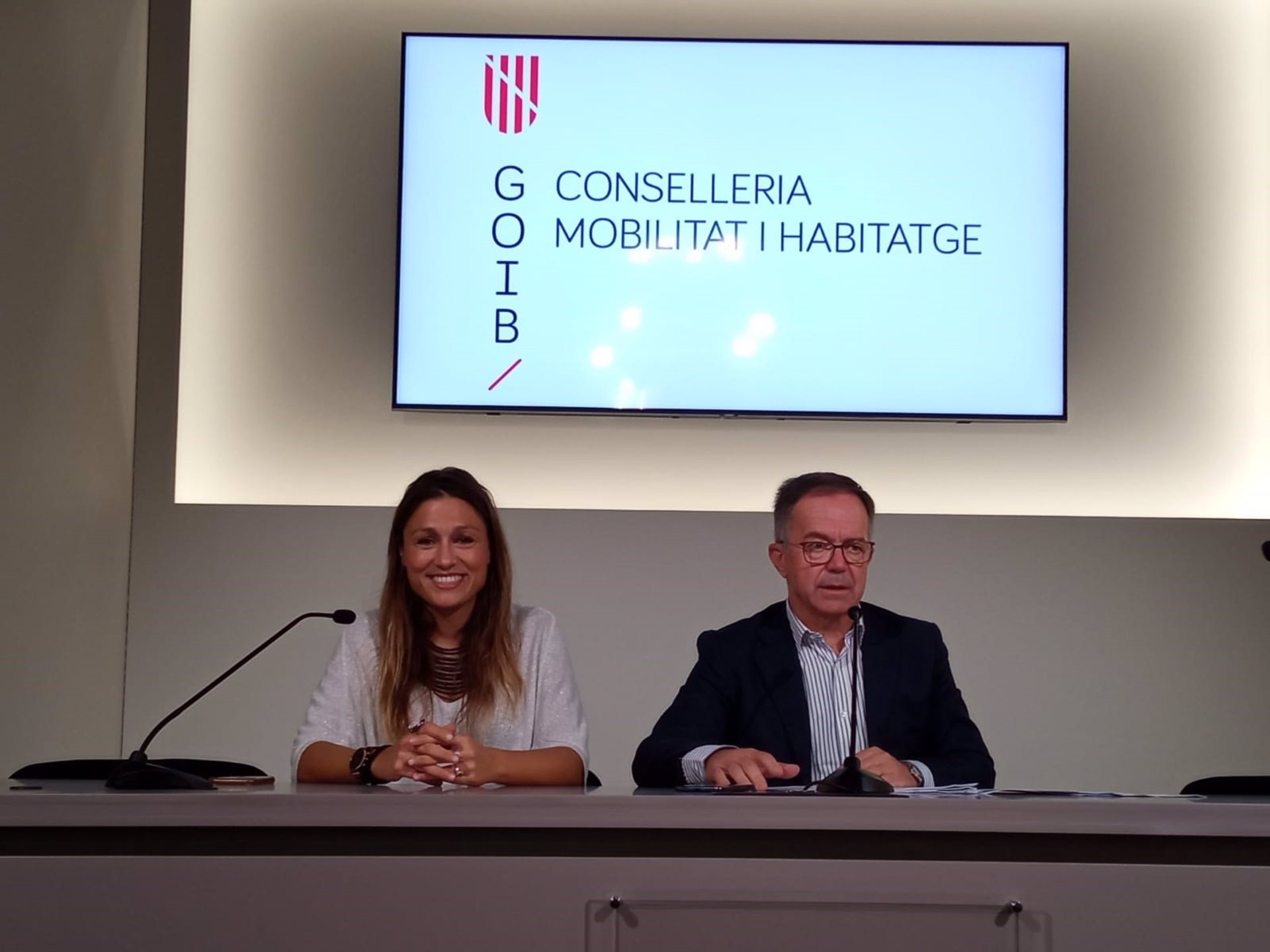 La directora general de Vivienda y Arquitectura, Cristina Ballester, y el conseller de Movilidad y Vivienda, Josep Marí. - EUROPA PRESS