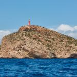 Pintoresco faro en la isla de Cabrera, archipiélago balear. litoral mediterráneo. España