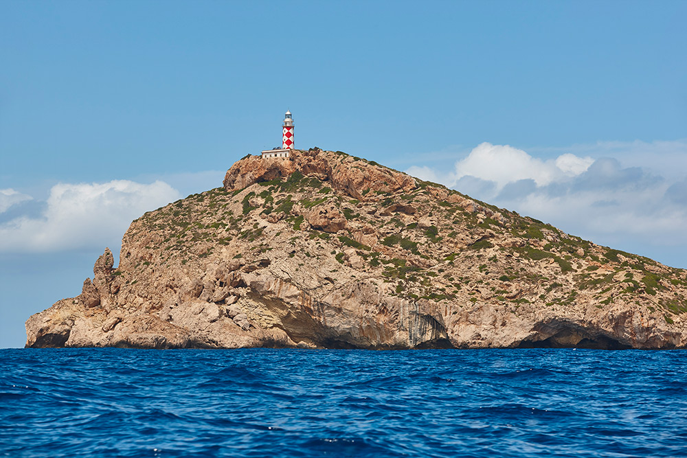 Pintoresco faro en la isla de Cabrera, archipiélago balear. litoral mediterráneo. España