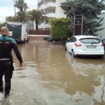Archivo - Un agente camina en una carretera afectada por una inundación en el sur de Mallorca. - GUARDIA CIVIL - Archivo