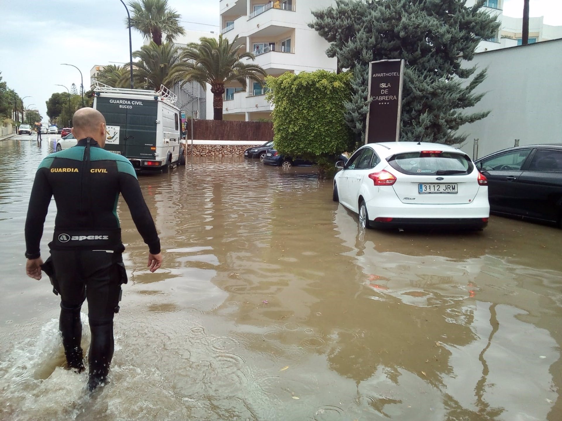 Archivo - Un agente camina en una carretera afectada por una inundación en el sur de Mallorca. - GUARDIA CIVIL - Archivo