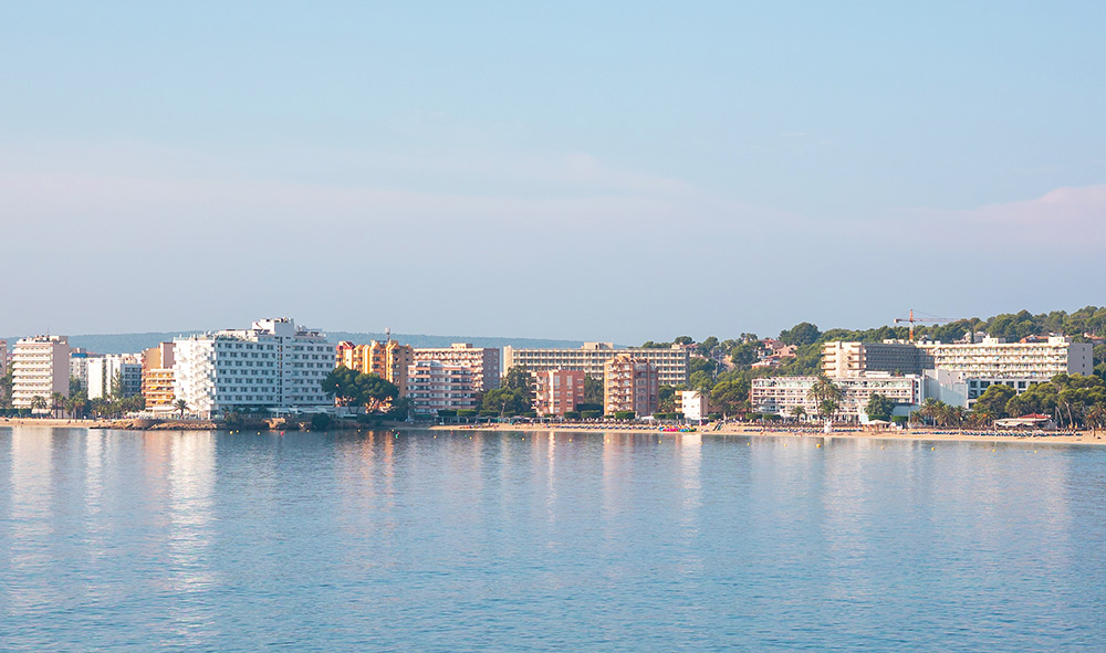 Hoteles en la costa de Palma Nova (Mallorca).