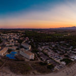 Vista aérea de varios hoteles en Playa de Muro (Mallorca).