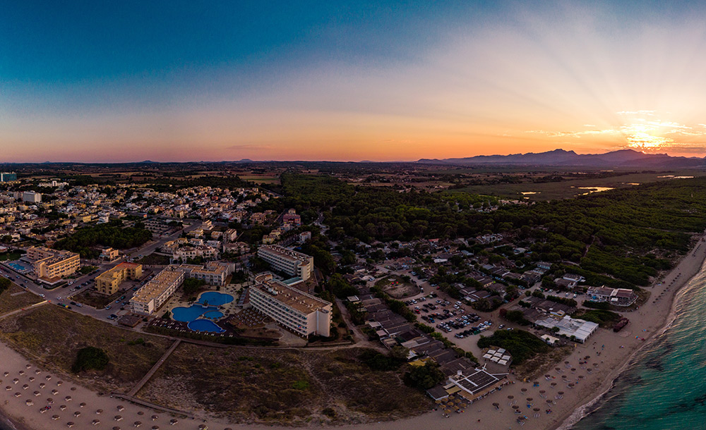 Vista aérea de varios hoteles en Playa de Muro (Mallorca).