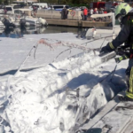Los bomberos de Mallorca actúan en una embarcación.