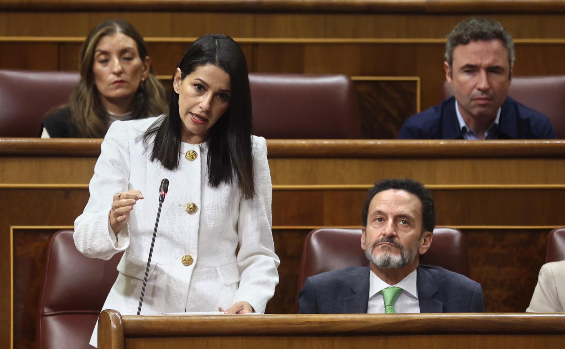 La líder de Ciudadanos, Inés Arrimadas, interviene durante una sesión de control al Gobierno. - Eduardo Parra - Europa Press.