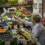 Una mujer, de compras en un mercado.