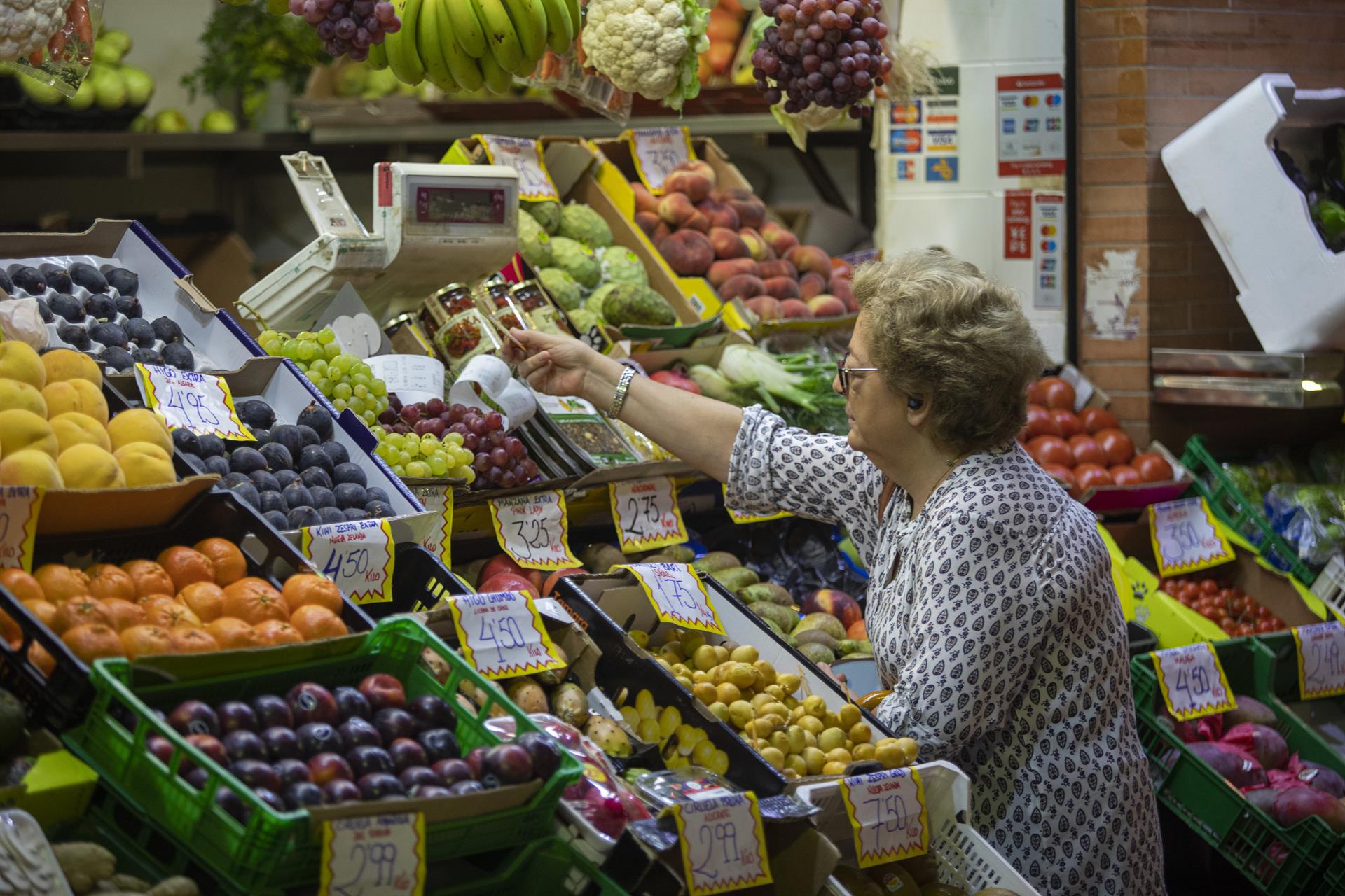 Una mujer, de compras en un mercado.