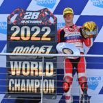 Izan Guevara celebra el título mundial en Moto3. Foto: Twitter @dainese