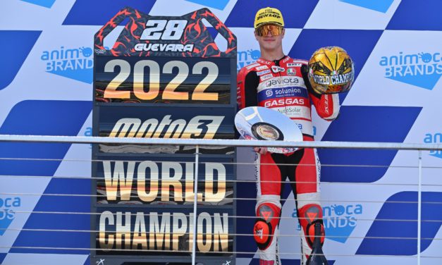 Izan Guevara se proclama campeón del Mundo de Moto3 a lo grande