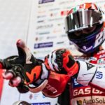 Izan Guevara se enfunda los guantes antes de competir.