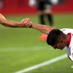 Un jugador del Mallorca levanta a un oponente en Son Moix.