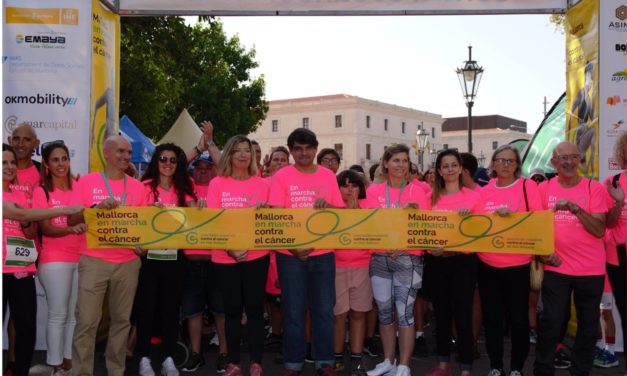 Cerca de 2.500 personas se suman a la ‘marea rosa’ de apoyo a la lucha contra el cáncer de mama en Palma