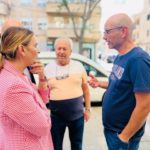La presidenta del PP, Margalida Prohens, conversa con vecinos ante la sucursal okupada de la avenida San Fernando. - PP