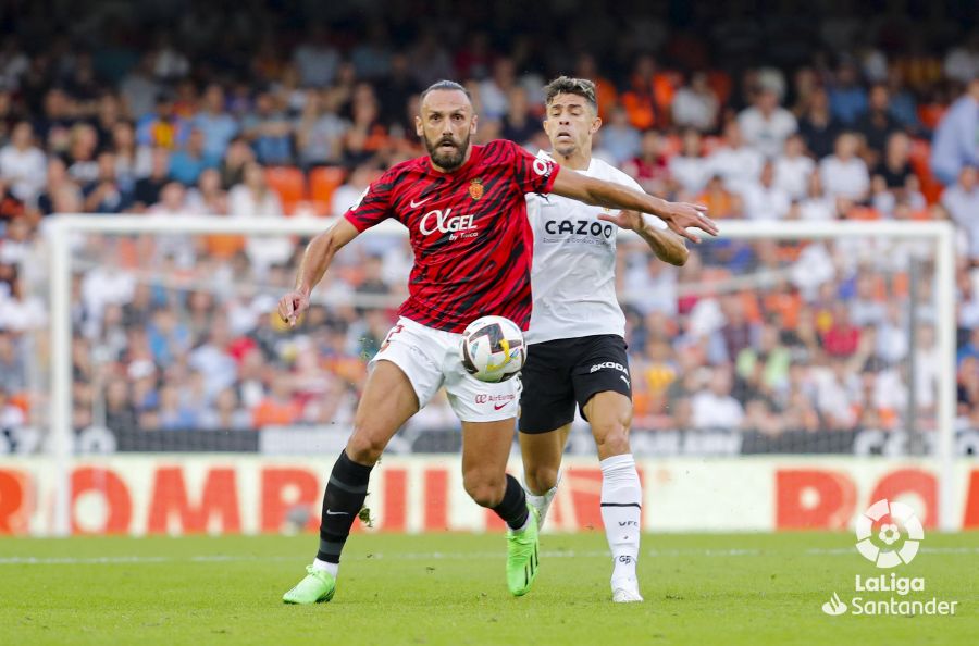 El delantero del Mallorca Vedat Muriqi regresó al once titular en Mestalla tras dos partidos de sanción.