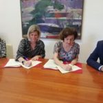 La presidenta del IMAS, Sofía Alonso, y la consellera de Asuntos Sociales, Fina Santiago, firman el convenio para concertar 170 plazas de dependencia del IMAS. - EUROPA PRESS