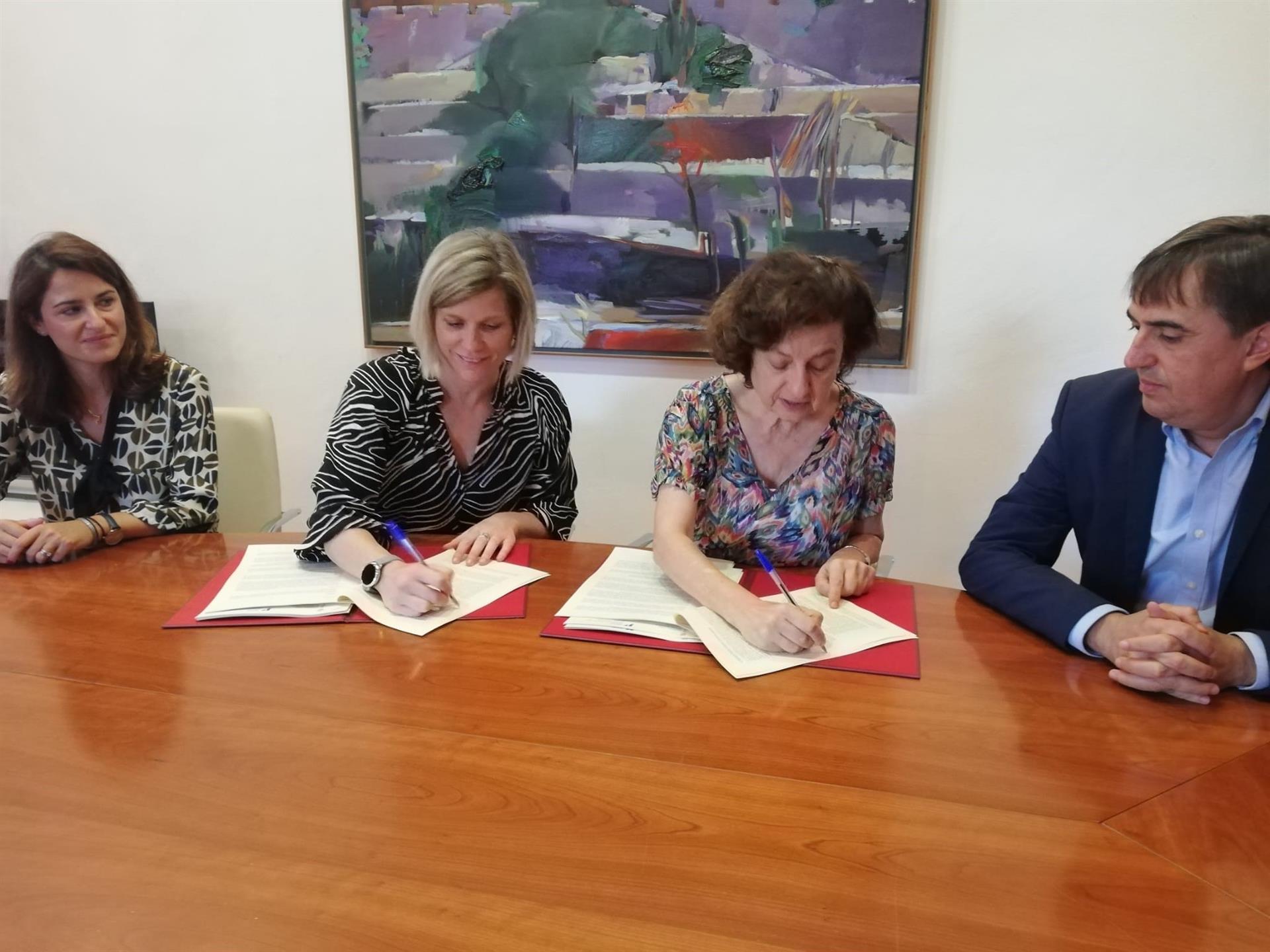 La presidenta del IMAS, Sofía Alonso, y la consellera de Asuntos Sociales, Fina Santiago, firman el convenio para concertar 170 plazas de dependencia del IMAS. - EUROPA PRESS