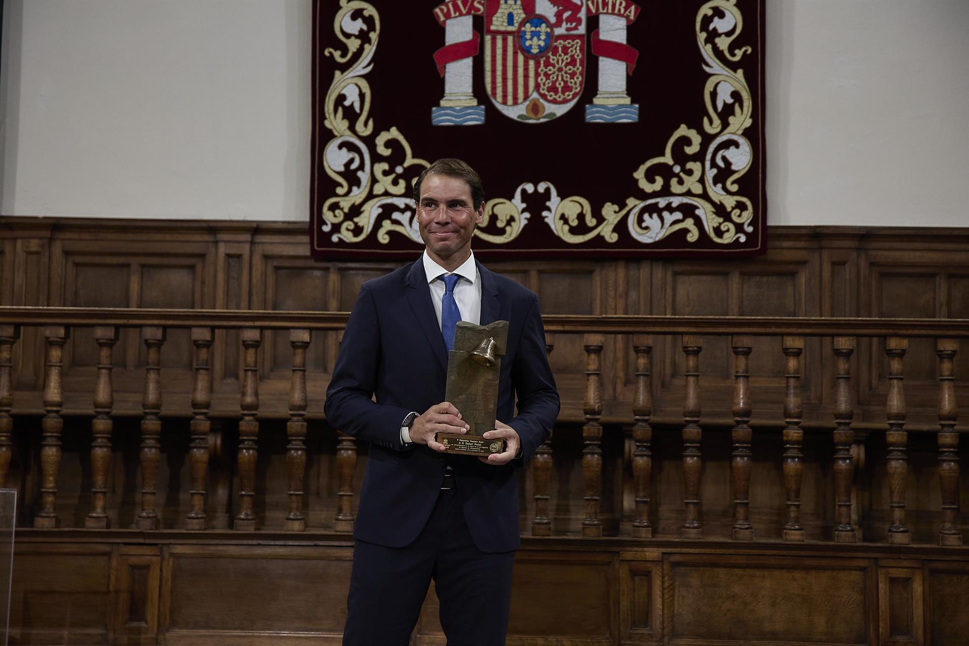 El tenista Rafa Nadal tras recibir el ‘Premio Camino Real’ por parte del Rey, durante la V edición, en el Paraninfo de la Universidad de Alcalá, a 20 de septiembre de 2022, en Alcalá de Henares, Madrid (España). - Jesús Hellín - Europa Press