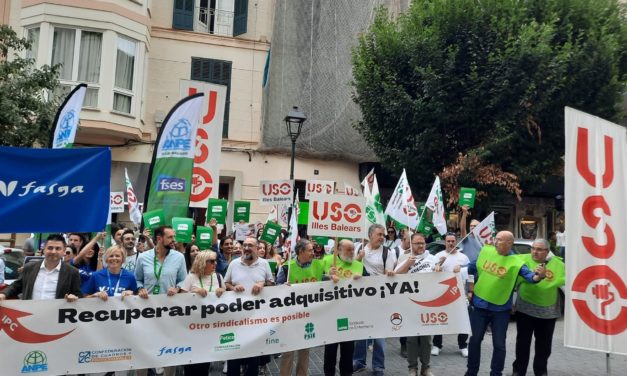 Casi un centenar de trabajadores de Baleares exigen el incremento de los salarios públicos y privados