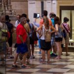 turistas en la catedral de sevilla
