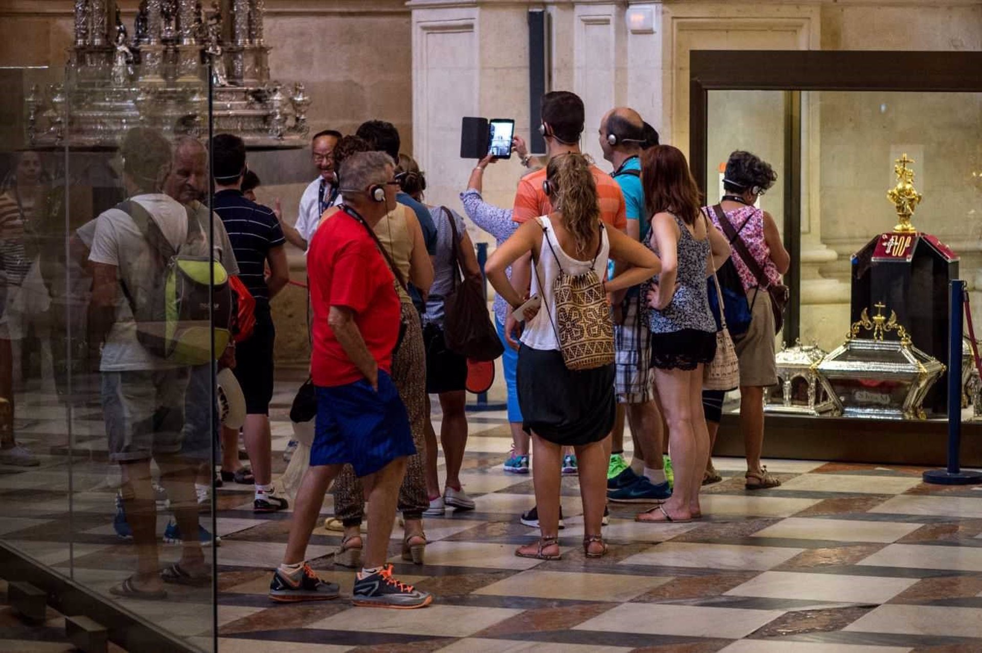 turistas en la catedral de sevilla