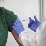 Una empleada sanitaria suministra la vacuna contra la Covid-19. - Isaac Buj - Europa Press - Archivo