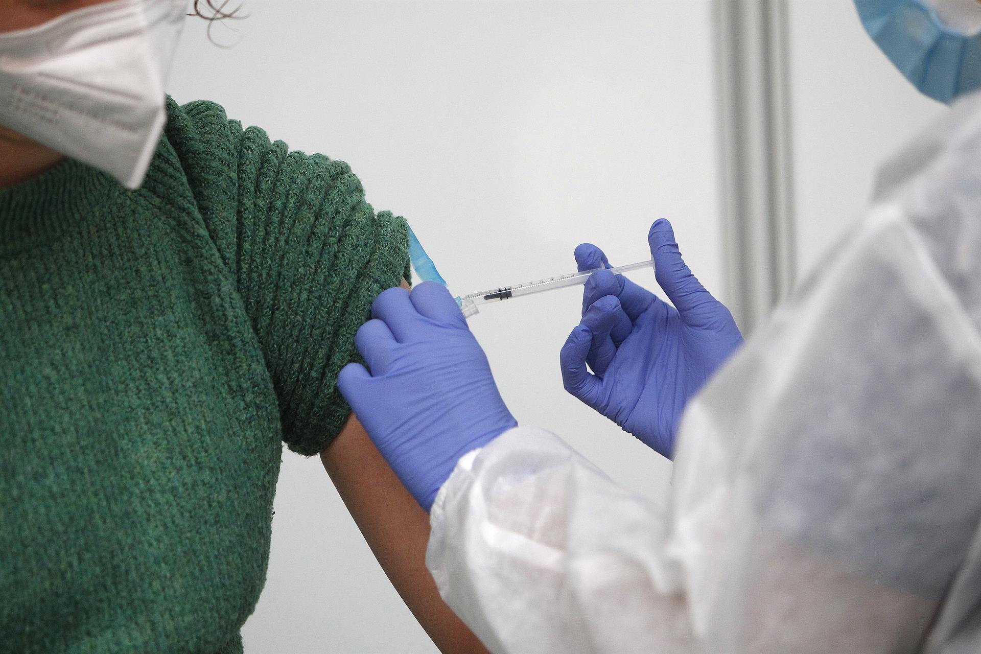 Una empleada sanitaria suministra la vacuna contra la Covid-19. - Isaac Buj - Europa Press - Archivo