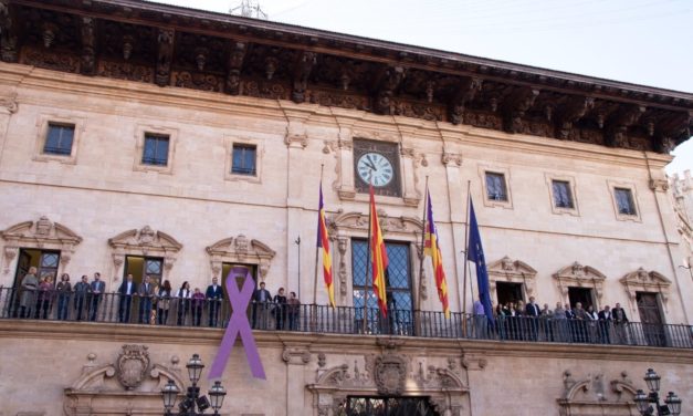 El Ayuntamiento de Palma cuelga en su balcón el lazo lila para conmemorar el 25N