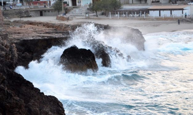 Viento, lluvias y oleaje ponen en riesgo hoy a Baleares