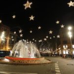 Un grupo de personas asiste al encendido de las luces de Navidad. - Isaac Buj - Europa Press - Archivo