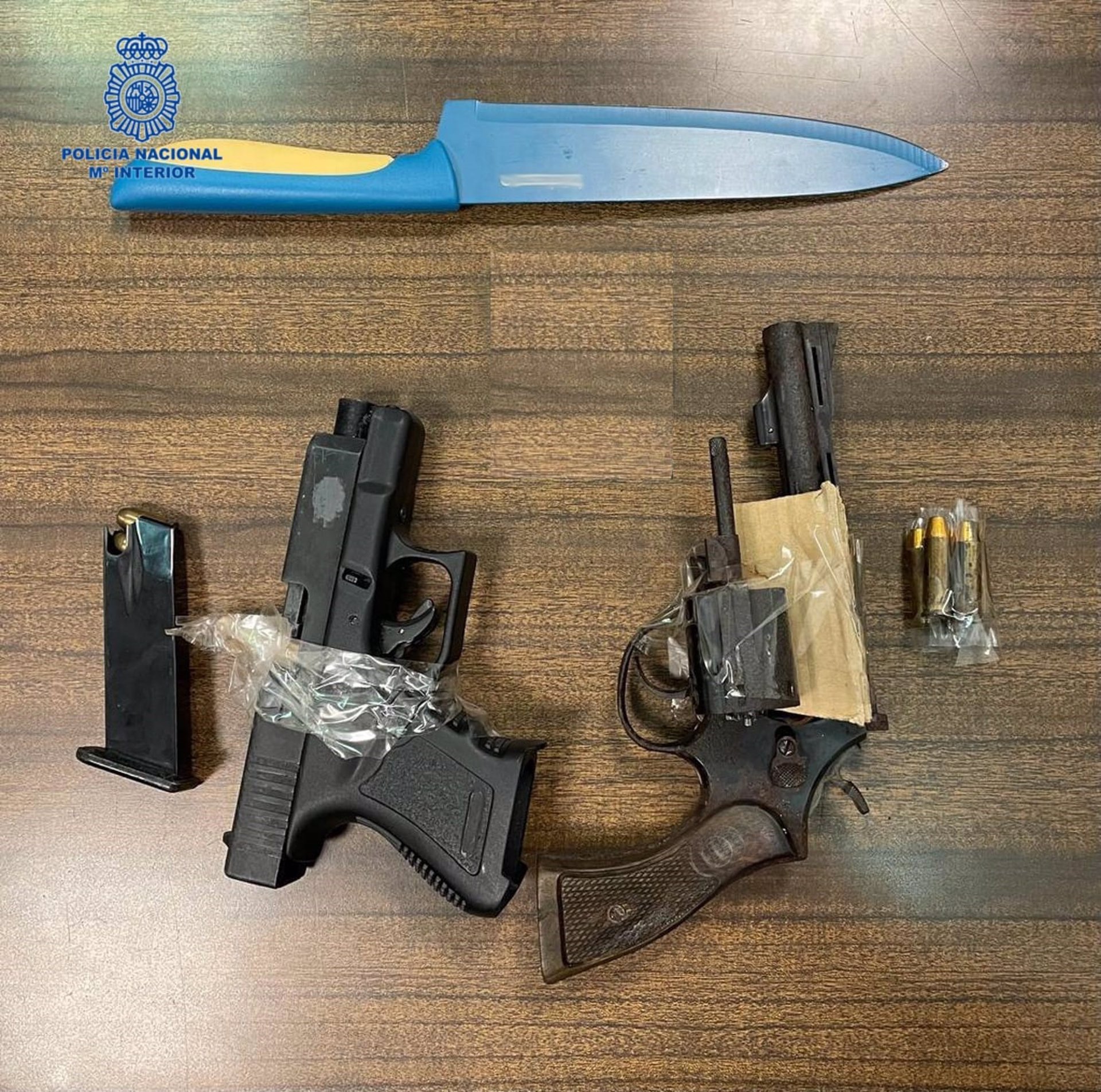 Dos armas de fuego, munición y un cuchillo intervenidos a la pareja detenida por una pelea en Palma - POLICÍA NACIONAL