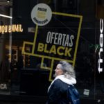 Una persona pasa por delante de una tienda que anuncia un cartel publicitario del ‘Black Friday’. - Eduardo Parra - Europa Press