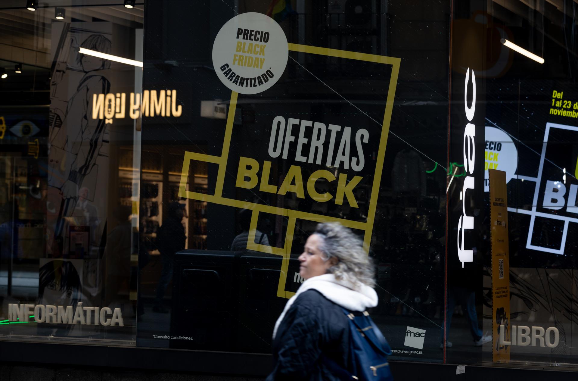 Una persona pasa por delante de una tienda que anuncia un cartel publicitario del ‘Black Friday’. - Eduardo Parra - Europa Press