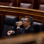 El ministro de la Presidencia, Relaciones con las Cortes y Memoria Democrática, Félix Bolaños, bebe agua durante una sesión plenaria en el Congreso de los Diputados, a 23 de noviembre de 2022, en Madrid (España). - Eduardo Parra - Europa Press
