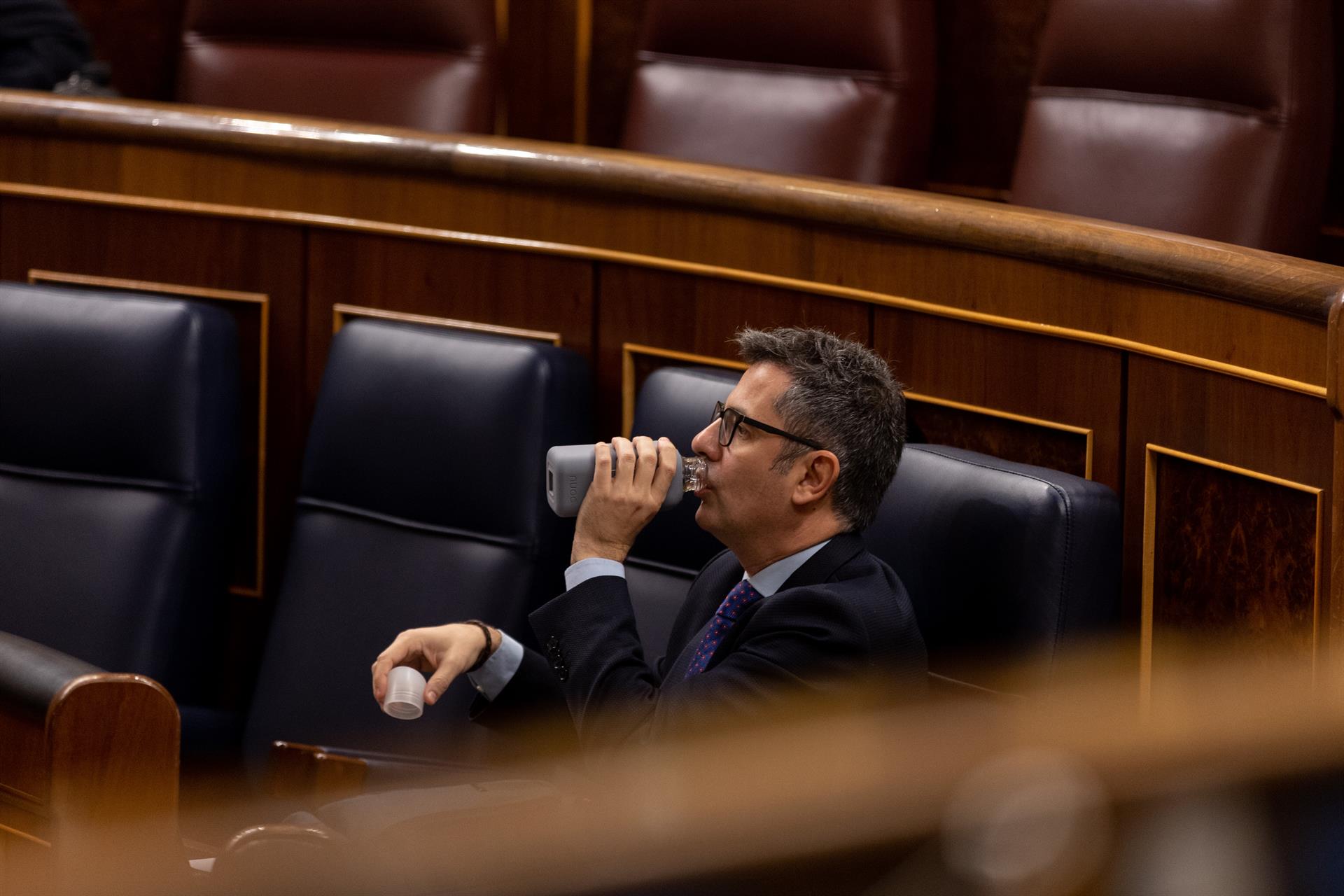 El ministro de la Presidencia, Relaciones con las Cortes y Memoria Democrática, Félix Bolaños, bebe agua durante una sesión plenaria en el Congreso de los Diputados, a 23 de noviembre de 2022, en Madrid (España). - Eduardo Parra - Europa Press