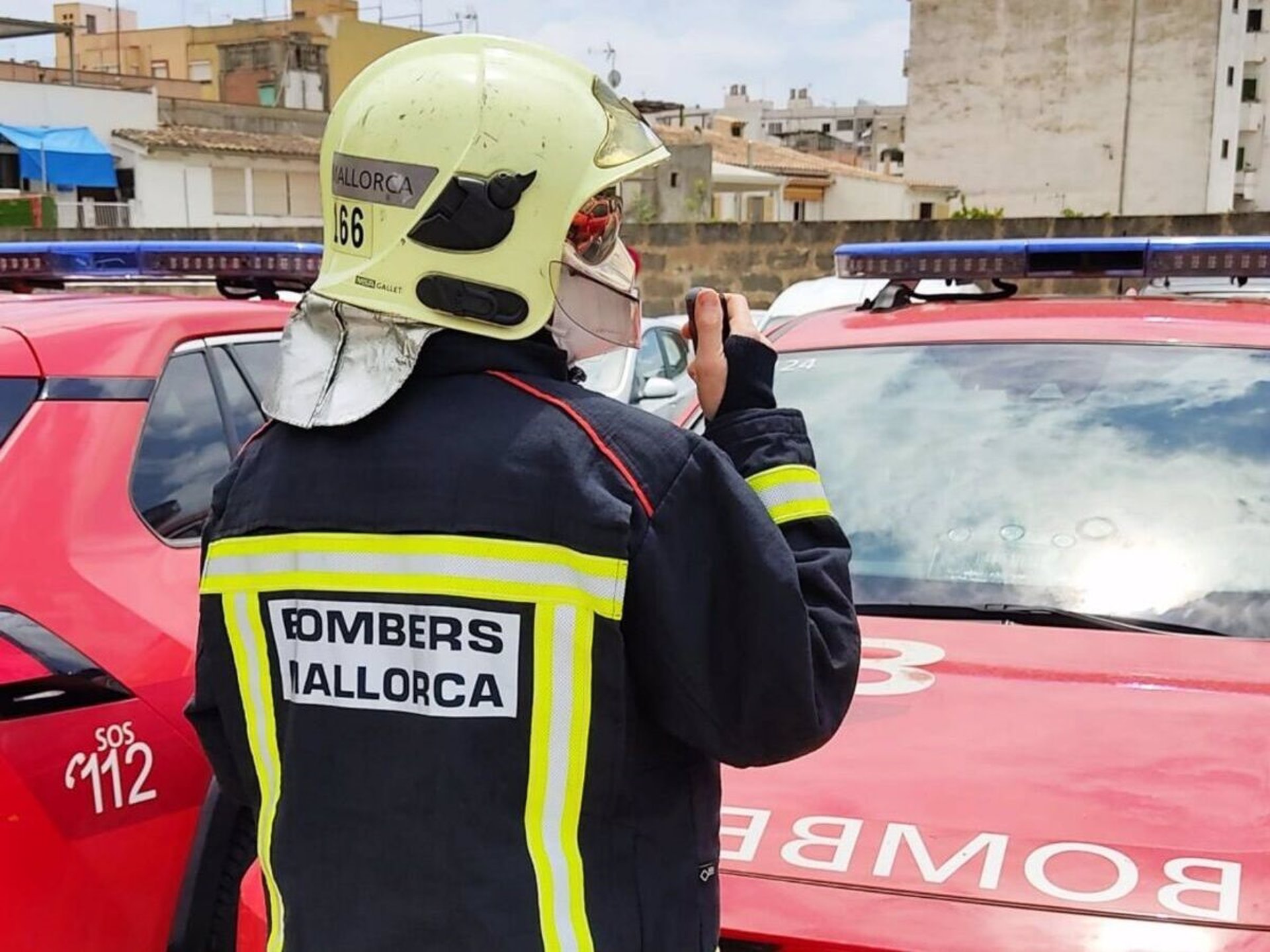 Un bombero de Bomberos de Mallorca, de espaldas.