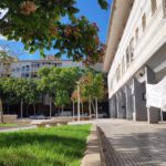 Archivo - El centro de Salud de Son Gotleu, con una sábana colgada entre dos columnas pidiendo en tres idiomas (castellano, árabe e inglés) llamar por teléfono antes de acudir al centro, durante la pandemia de COVID. - EUROPA PRESS - Archivo