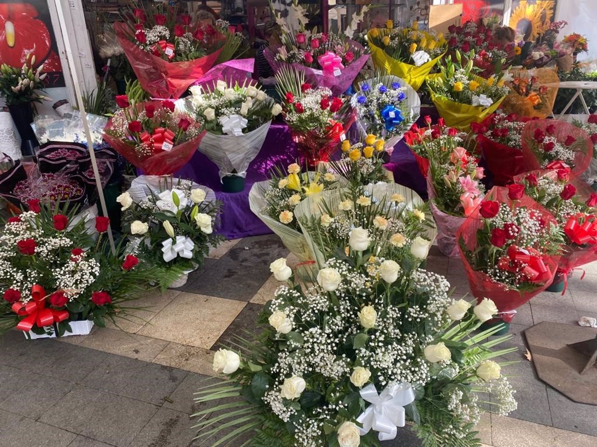 Flores puestas a la venta en un local de Ramblas (Palma). - EUROPA PRESS