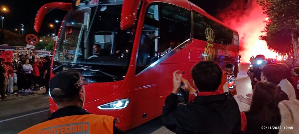 Llegada del autobús del RCD Mallorca.