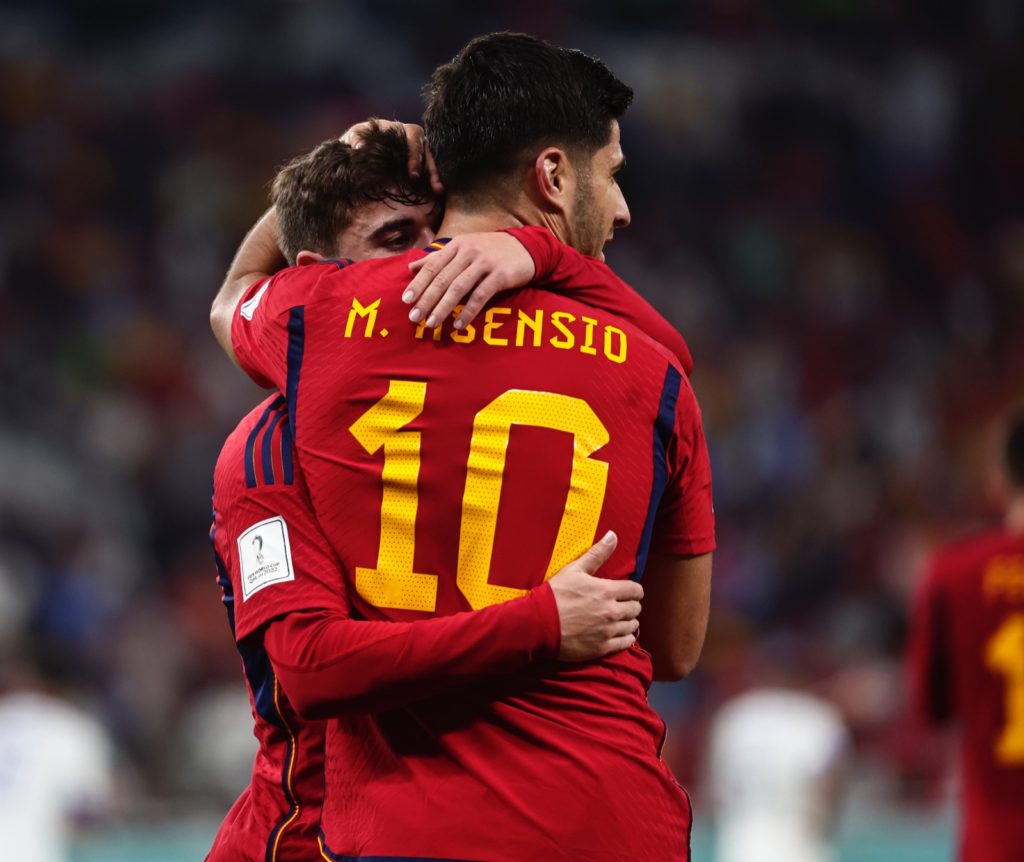 Asensio se abraza a sus compañeros tras lograr el segundo gol de la goleada ante Costa Rica.