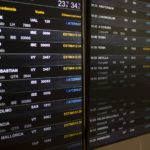 Un panel de idas y llegadas en el aeropuerto de Barcelona, a 4 de noviembre de 2022, en Barcelona, Catalunya (España). - Lorena Sopêna - Europa Press