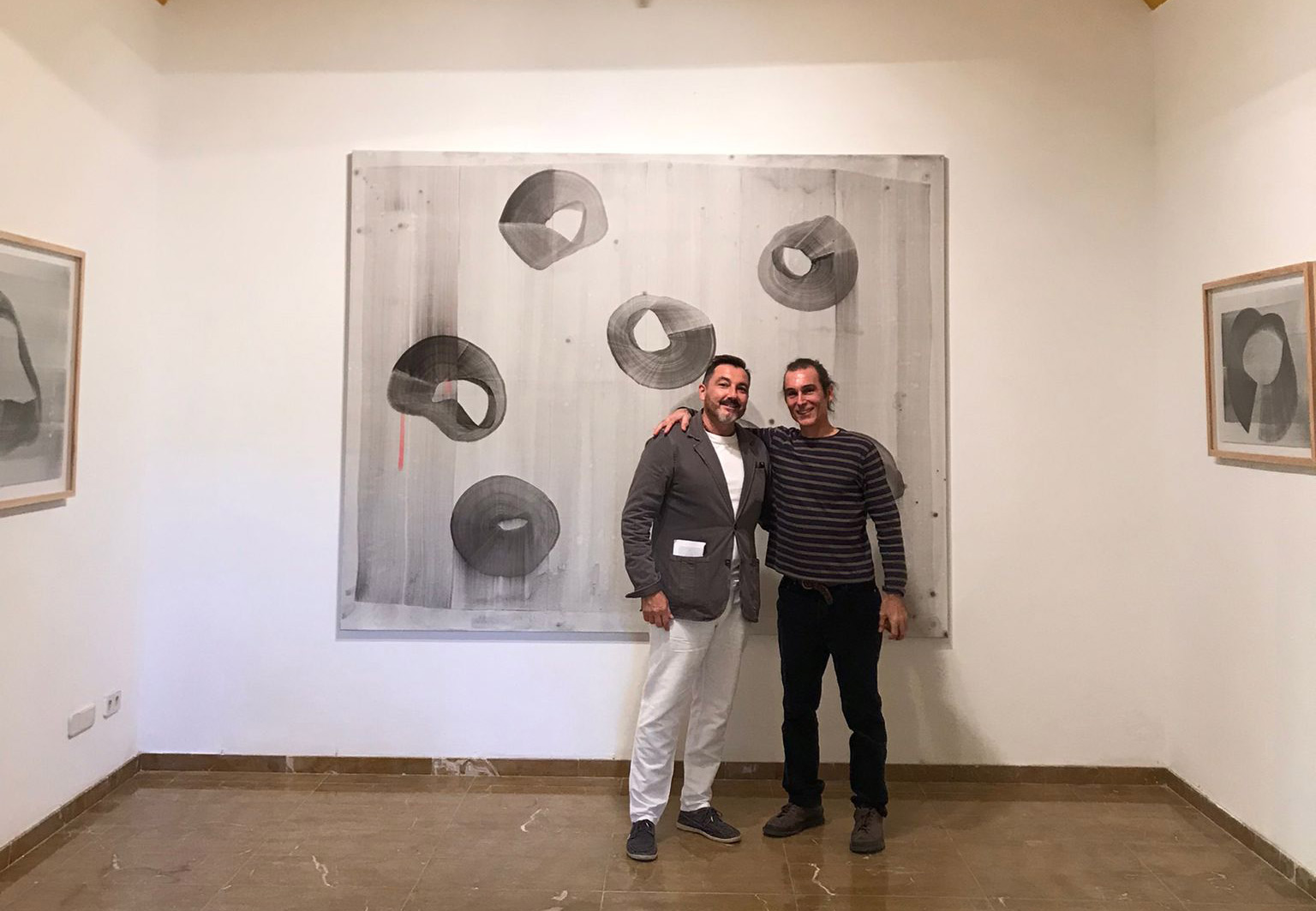 Pedro Oliver y Pablo Alonso de Caso, en la exposición de Binissalem.