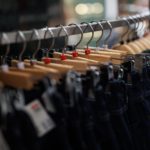 Archivo - Prendas de ropa perchadas en una tienda. - Alejandro Martínez Vélez - Europa Press - Archivo