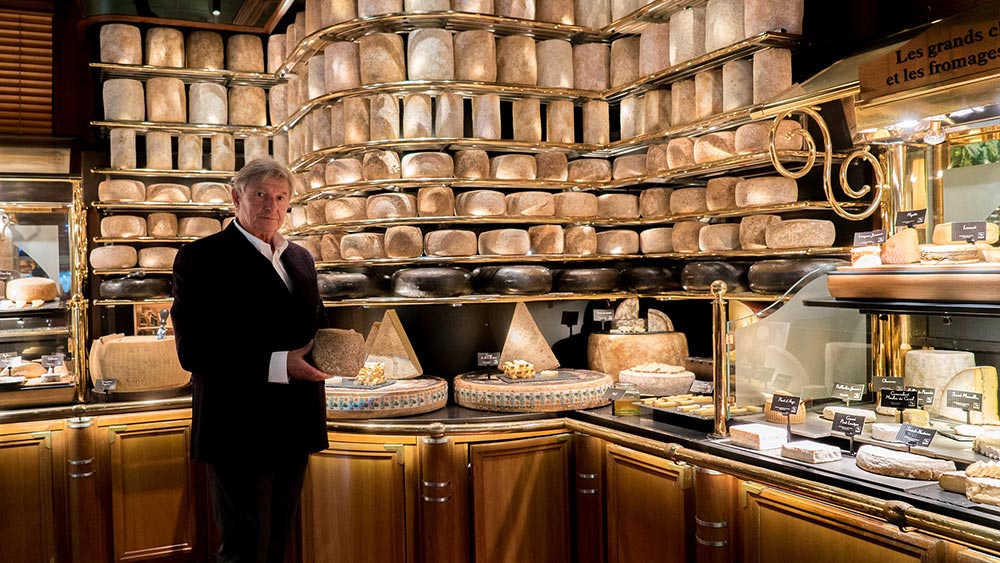 Louis Privat, propietario del restaurante, junto a la gran variedad de quesos. 