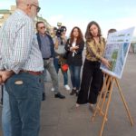 La regidora de Modelo de Ciudad, Vivienda Digna y Sostenibilidad del Ayuntamiento de Palma, Neus Truyol, explica a representantes vecinales los planes de Cort para cuando culmine la compra de los terrenos del Lluís Sitjar. - EUROPA PRESS